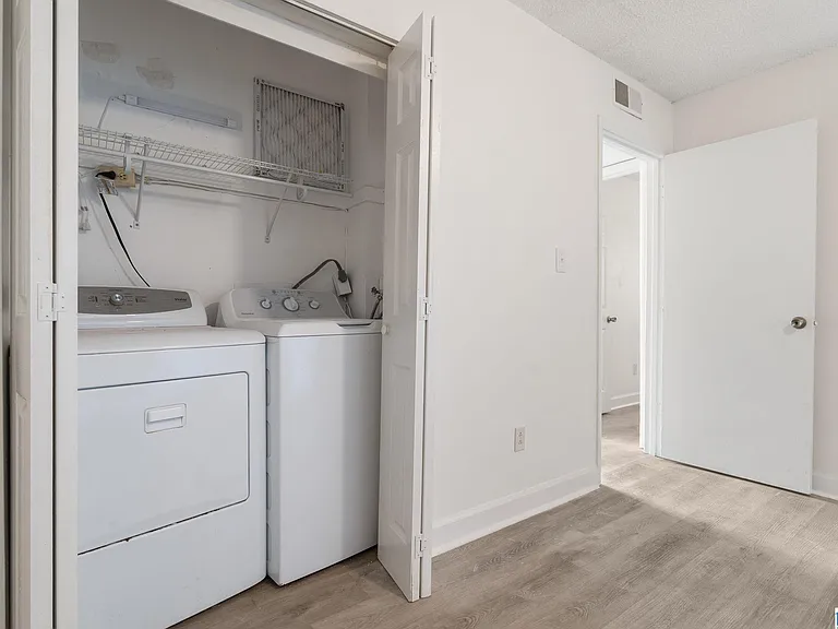 2409 Arlington Cres #D — Photo 28
