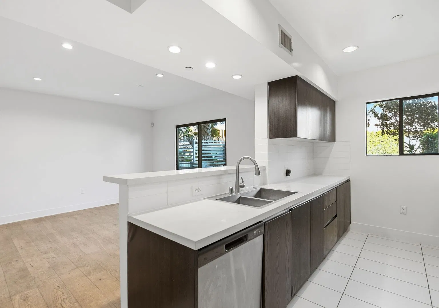 843 N Fuller Avenue — Photo 2