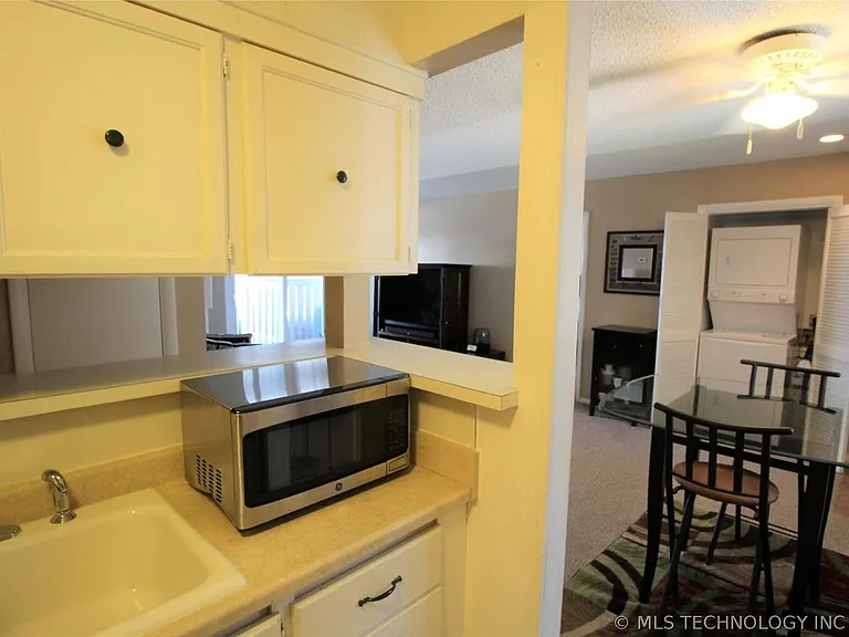 6722 S Lewis Ave — Photo 10