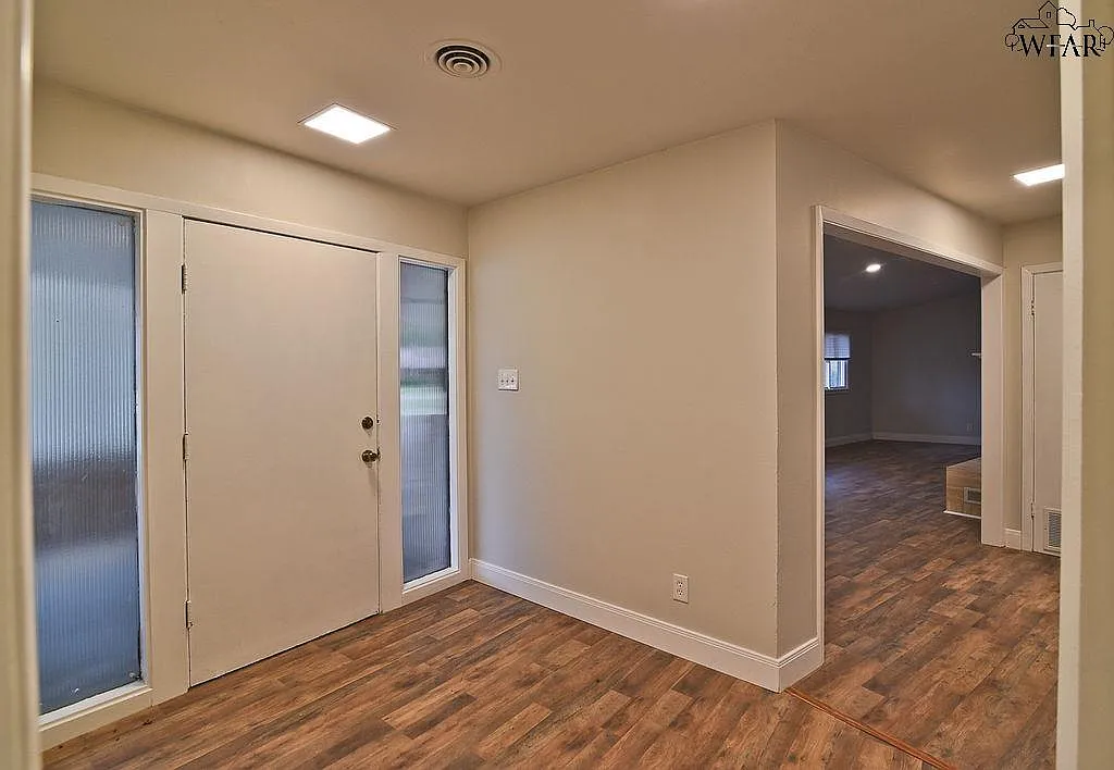 3 bed, 2.0 bath, 2014 sqft, $2,095 — Photo 4