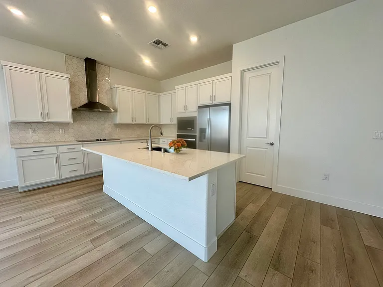 527 E Fiorino St — Photo 23