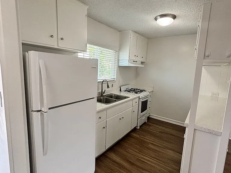 University Terrace Apartments — Photo 4