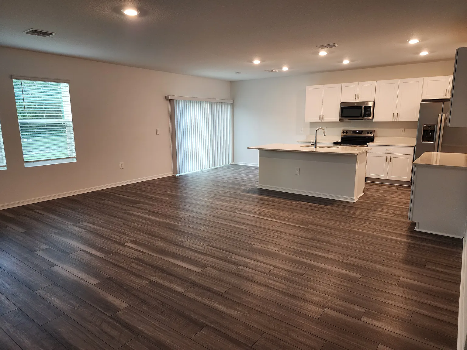 4 bed, 2.5 bath, 2271 sqft, $2,650 — Photo 3
