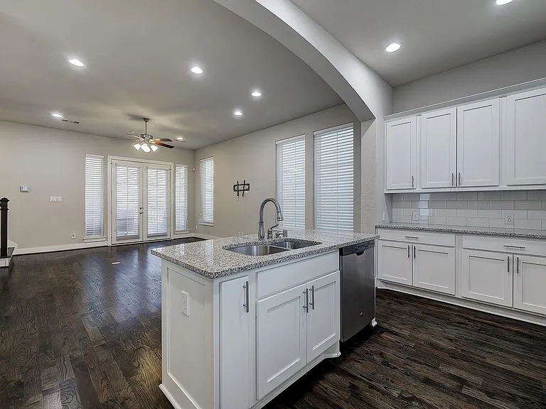 2724 Freund St — Photo 21