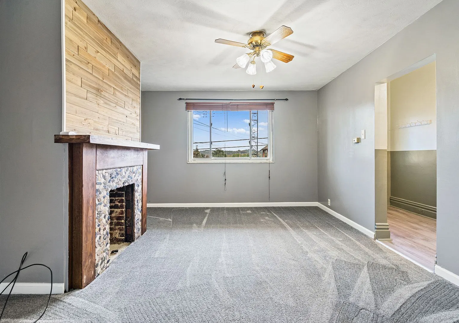 Cute Refreshed 3 Bedroom with Central Air — Photo 1