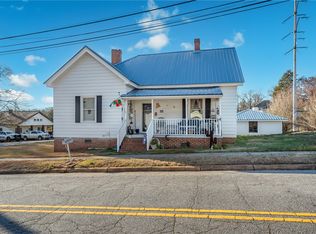 7 Smith St, Ware Shoals, SC 29692