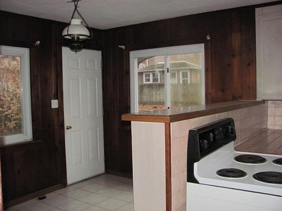 2nd image of 87 Mary St