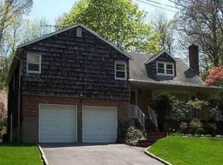 18 Ravine Rd, Great Neck, NY 11023