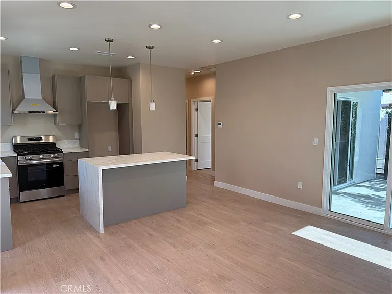 1072 N Vinedo Ave — Photo 5