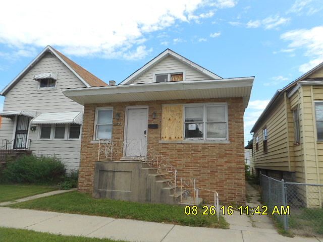 1st image of 10413 S Hoxie Ave