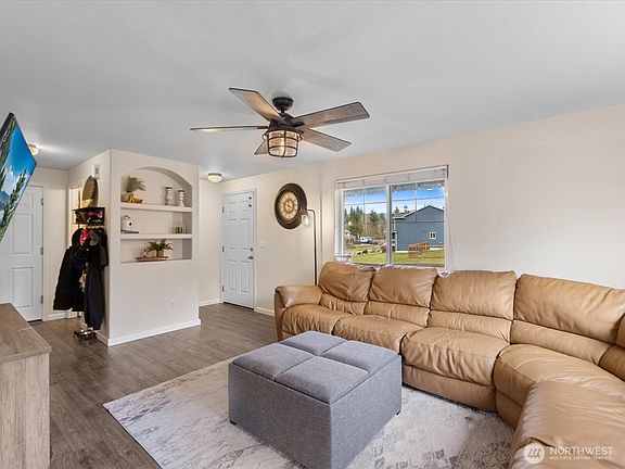 4th image of 10616 189th Avenue NE