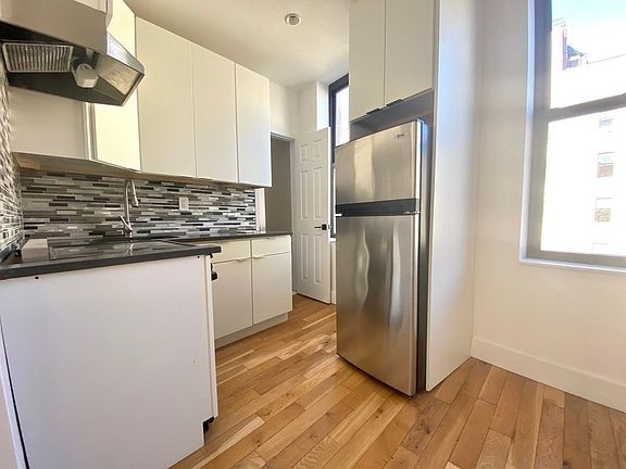 3rd image of 58 Kenmare St APT 14