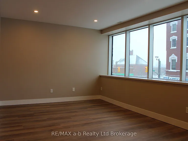 391 Dundas St #2 — Photo 2