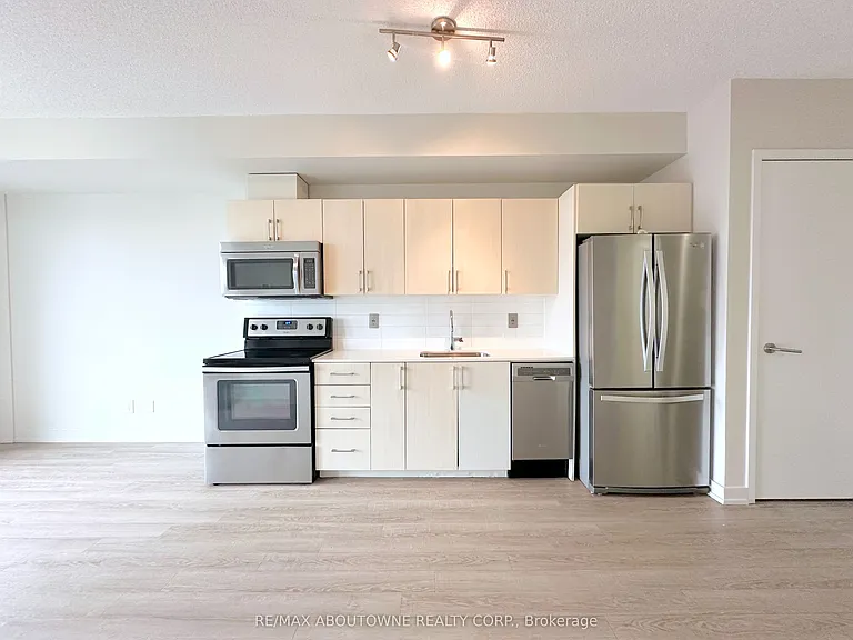 763 Woodbine Ave #406 — Photo 3