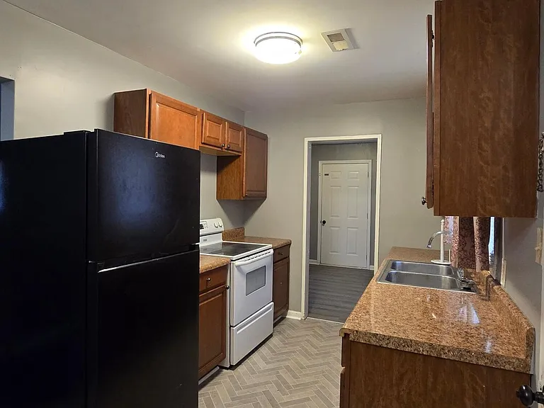 776 Kenyon Ave — Photo 8