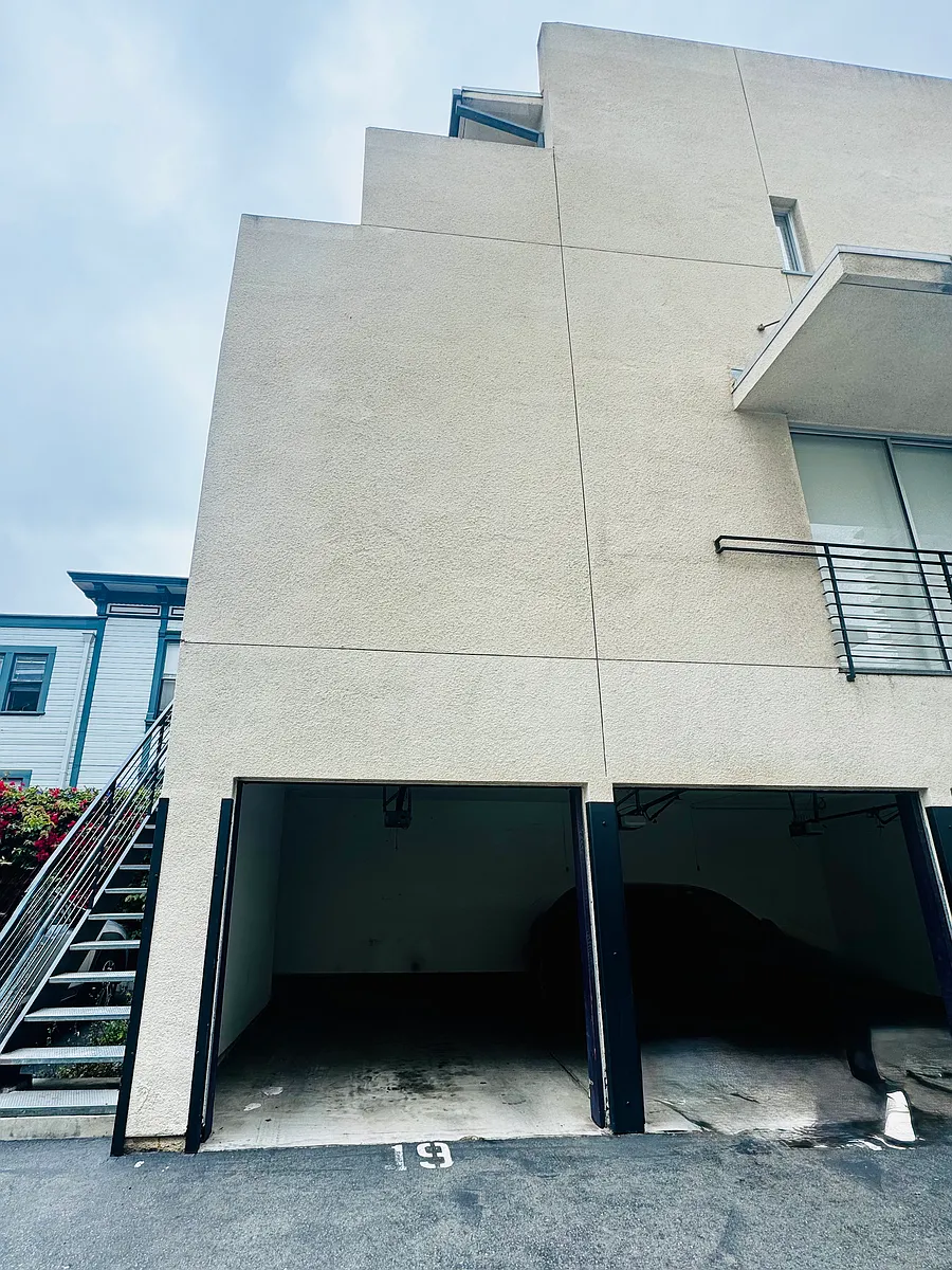 Building Photo - 724 10th Ave