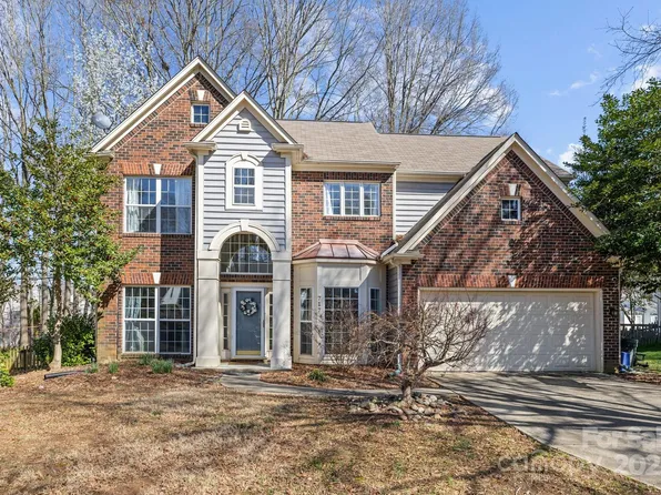 717 Meadow Lake Dr, Matthews, NC 28105