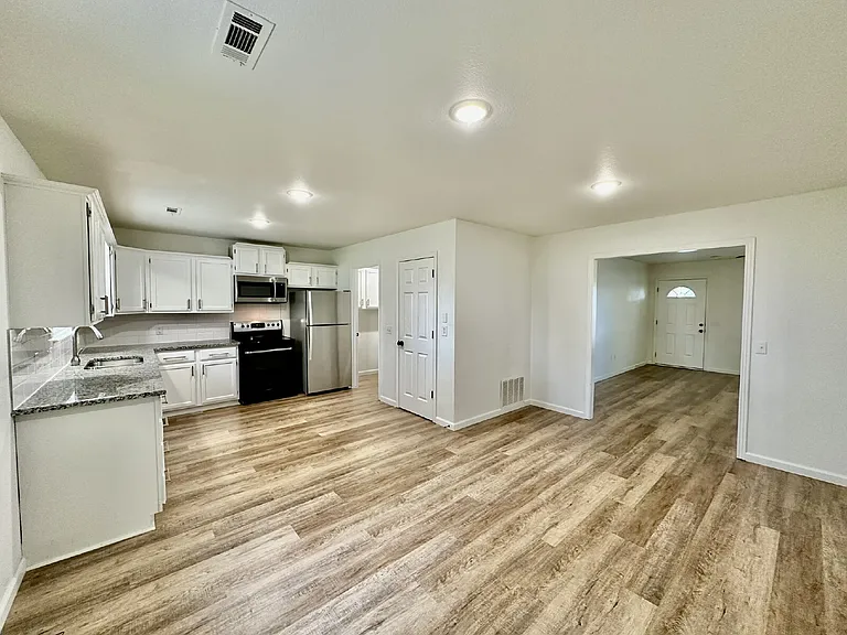 802 E Kara Ln — Photo 8