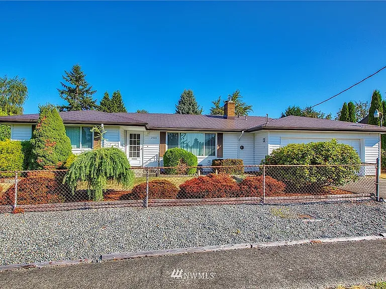 2920 NE 8th Pl — Photo 5