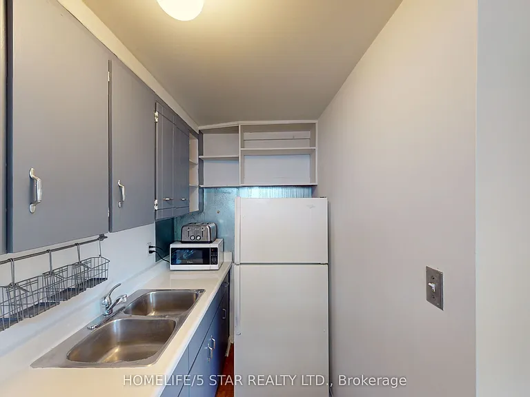 221 Bathurst St #4 — Photo 11