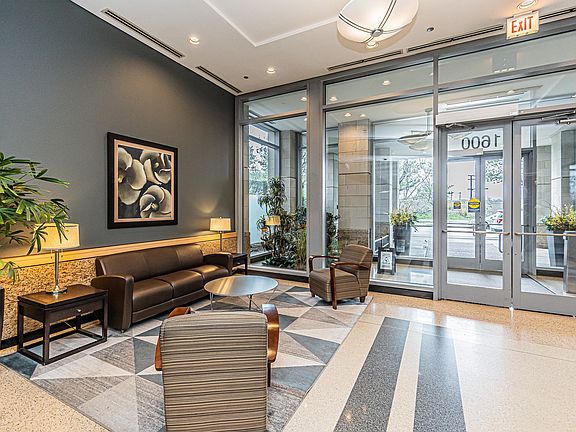3rd image of 1600 S Prairie Ave #1006