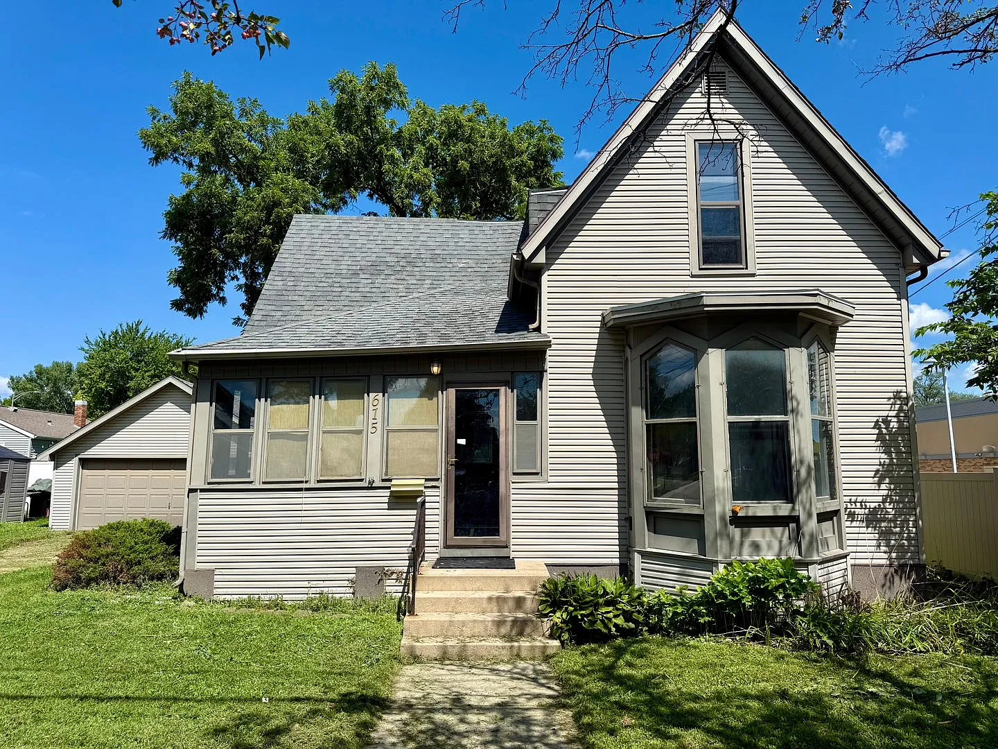 3-Bed House in Downtown Cedar Falls — Photo 2