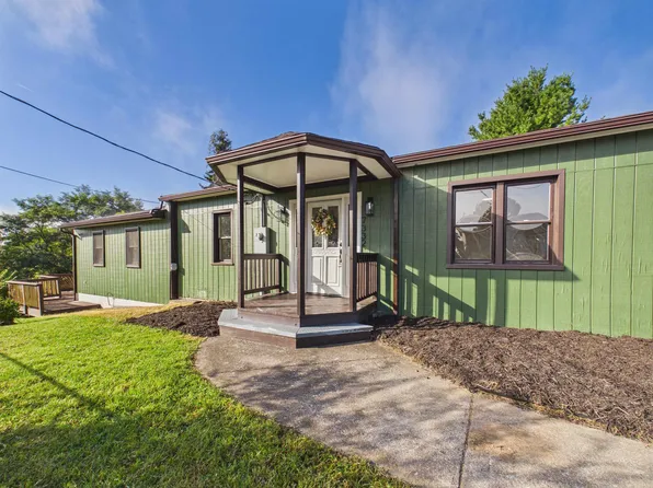 7332 Manns Dr, Fairlawn, VA 24141