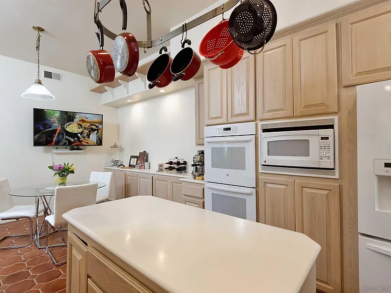 3120 Almahurst Row — Photo 8