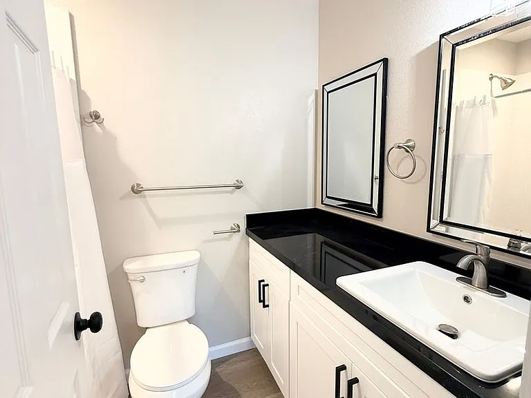 220 N R St — Photo 12