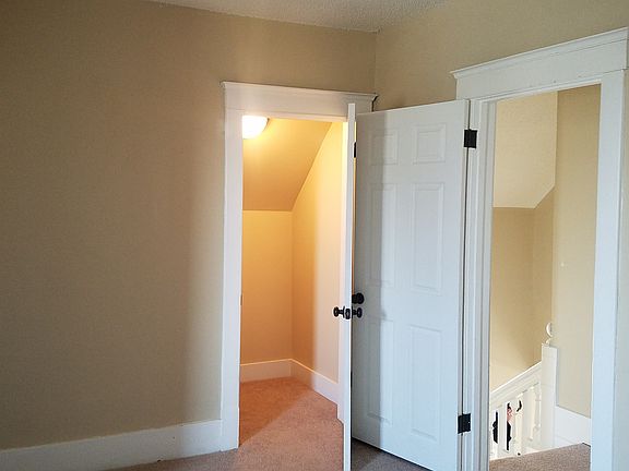 3rd image of 647 E Berrien St