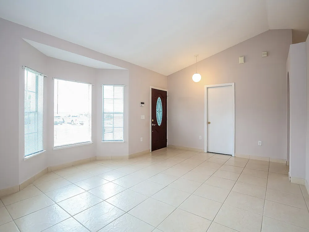 4 bed, 2.0 bath, 1750 sqft, $3,580 — Photo 2