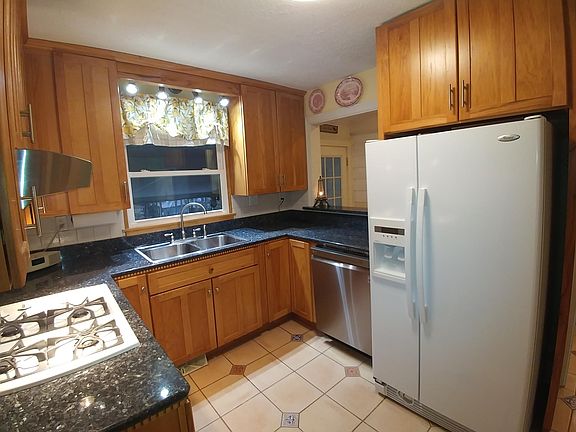 4th image of 128 Grace St