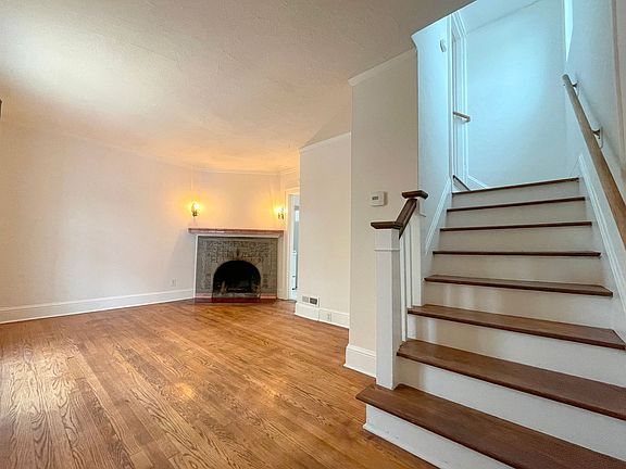 2nd image of 410-416 NE Holland St #410