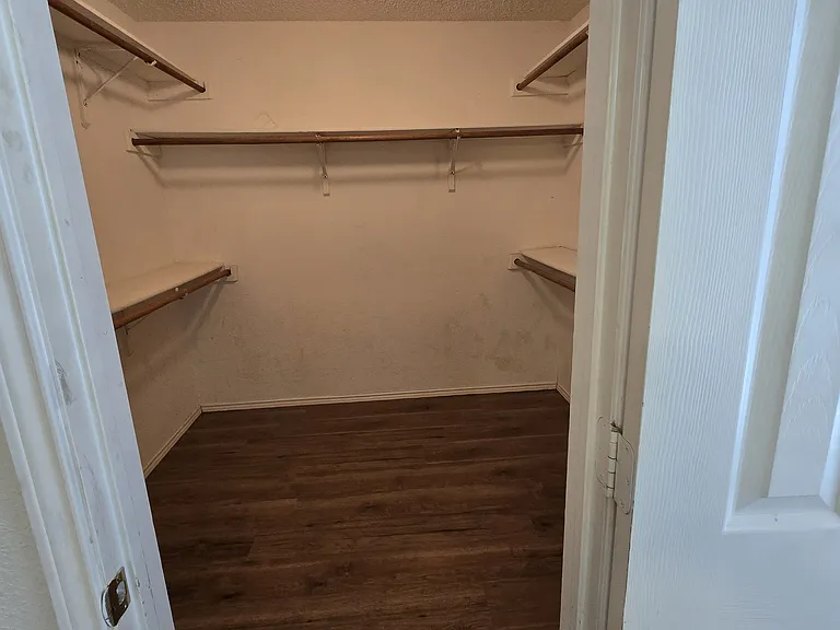 8028 Clear Brook Cir — Photo 10