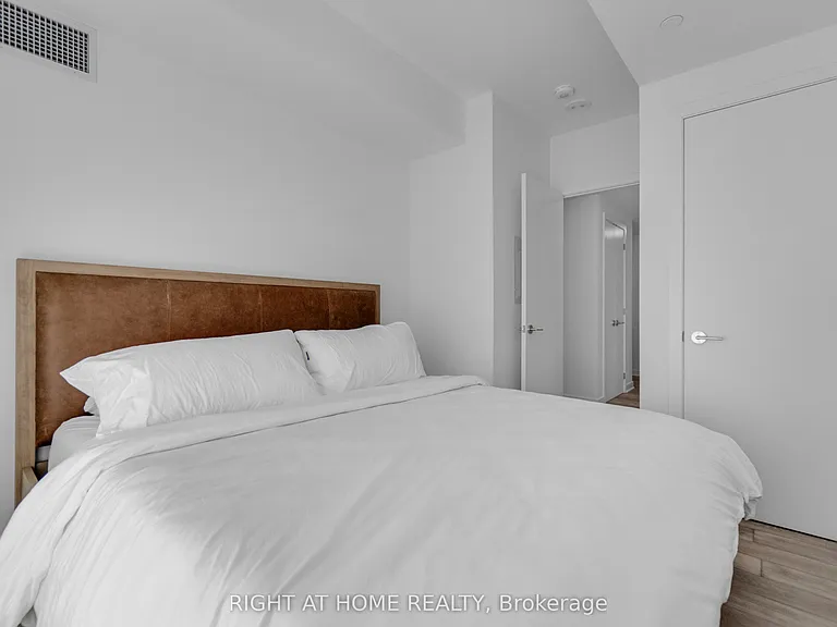 11 Yorkville Ave #2113 — Photo 19