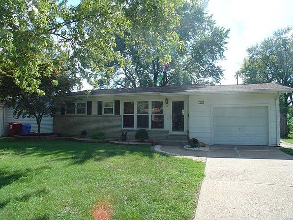 3rd image of 820 Carmelita Ln