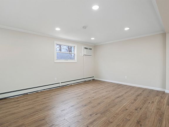 5th image of 19 Hewes St