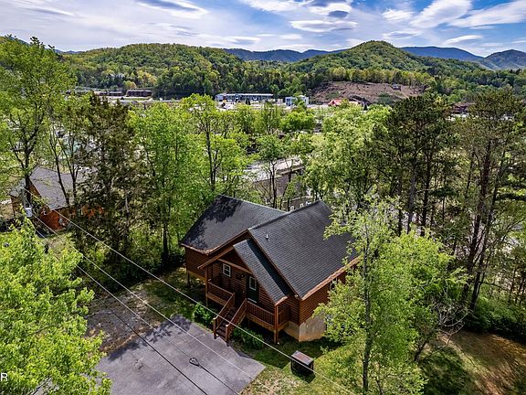 5th image of 3922 Valley View Dr