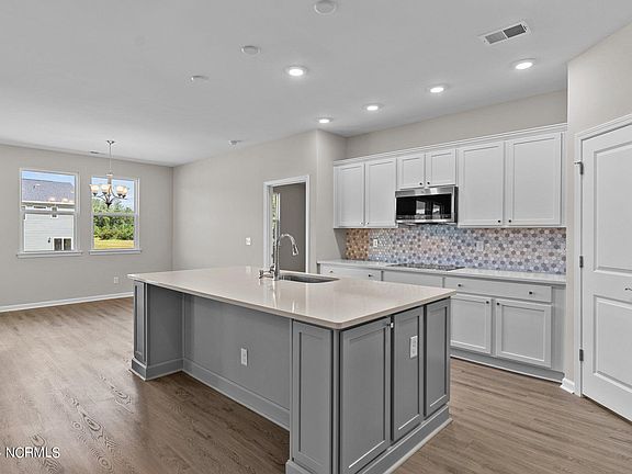4th image of 623 Lemming Lane SE