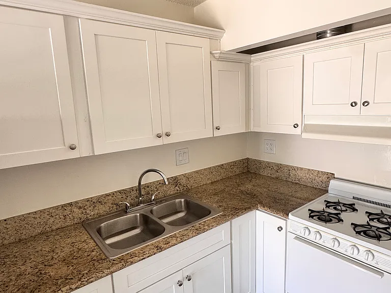 Casa Flores Apartments — Photo 1