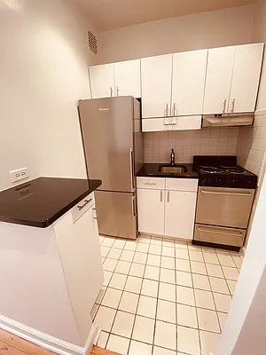 Rented by Metropolis Real Estate of Manhattan | media 9