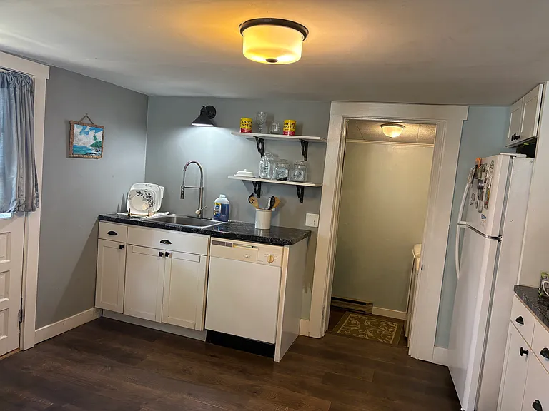 513 Valentine St — Photo 3