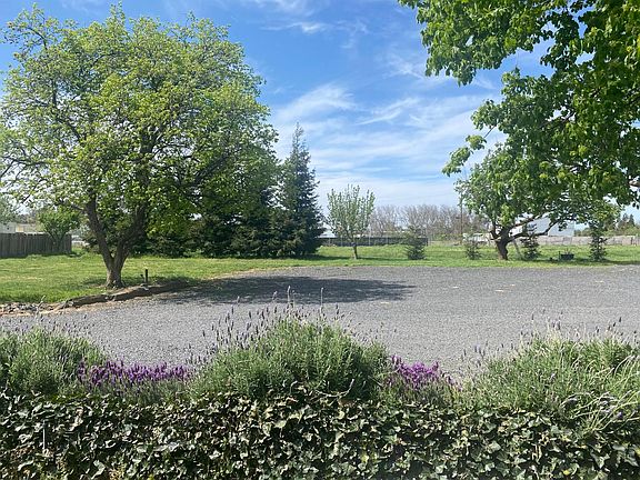 3rd image of 40 Regent Ln
