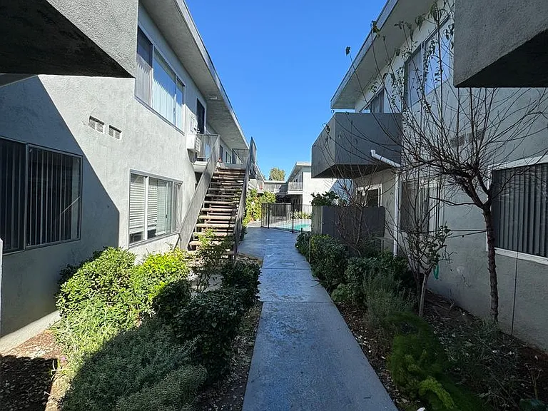 21827 Lanark St — Photo 10