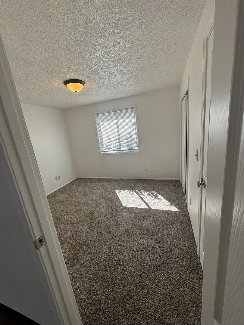 407-1e - 811 Bennett 1-14 — Photo 3