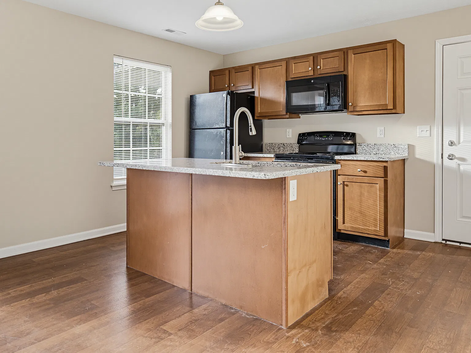 1 bed, 800 sqft, $899 — Photo 2