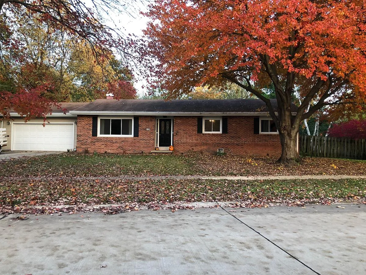 2106 Robert Dr photo 1