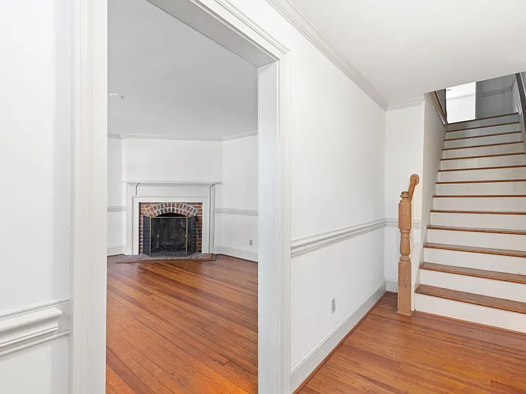 1307 Caroline St — Photo 2