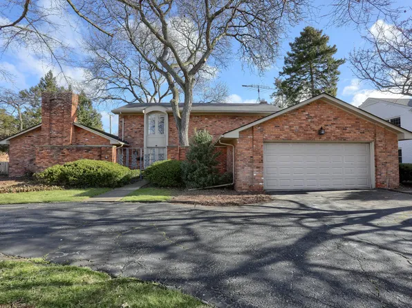 18 Willow Tree Pl, Grosse Pointe Shores, MI 48236