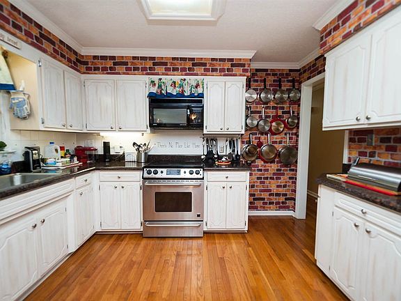 4th image of 413 S Meadow Dr